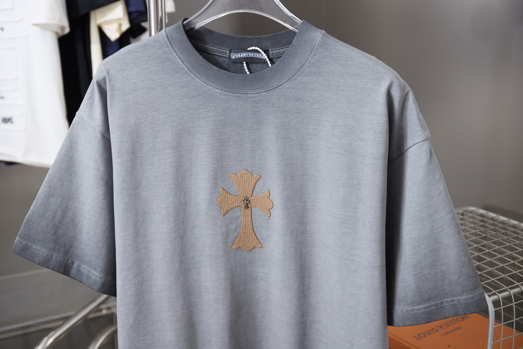 Light blue short-sleeve T-shirt with front cross emblem, crew neckline