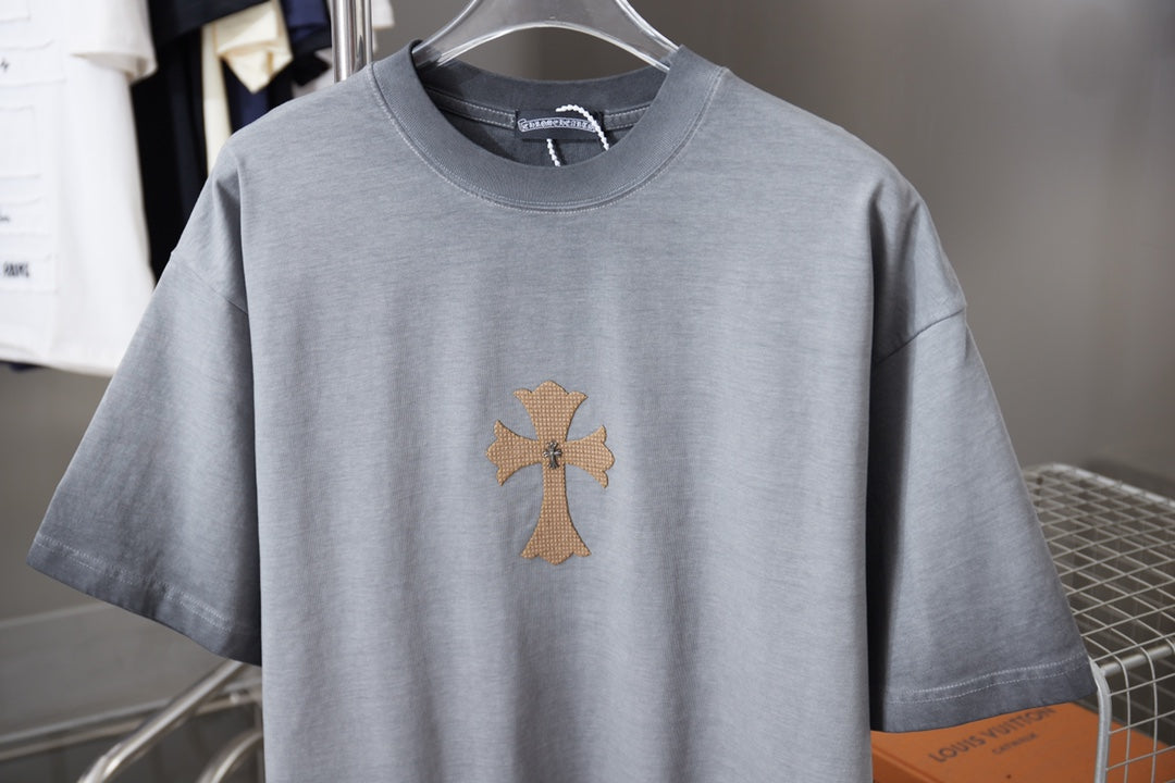 Light blue short-sleeve T-shirt with front cross emblem, crew neckline