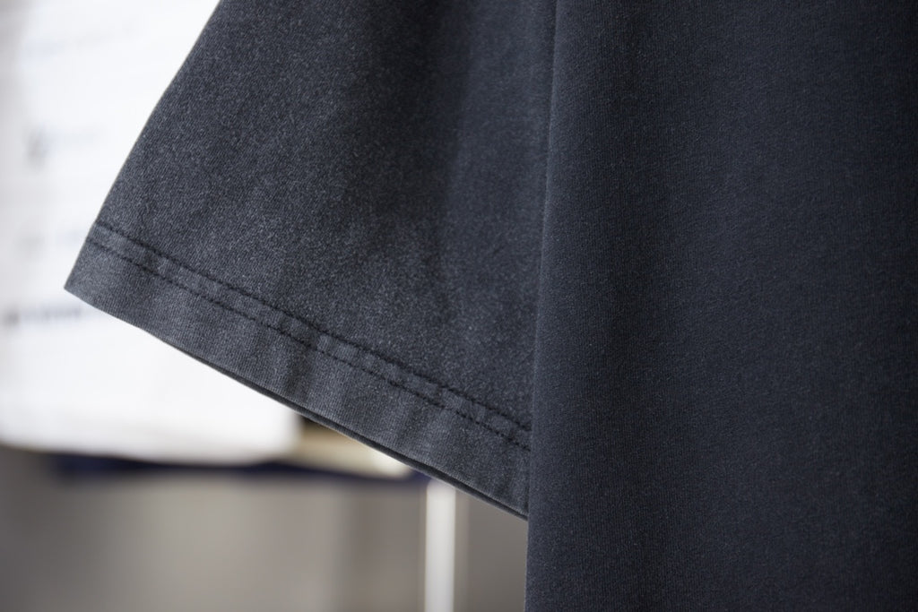 Dark gray short-sleeve T-shirt with stitched sleeve cuff and hem