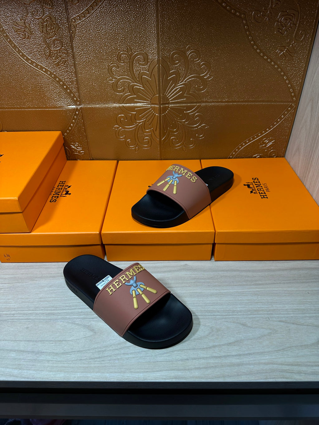 Hermes slide sandal with mauve strap and dark footbed, Hermes logo and colorful motif.