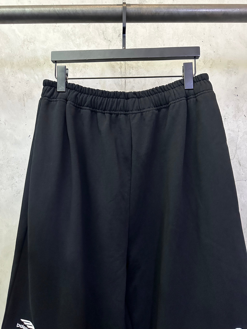 Black wide-leg pants with elastic waistband and front pleats