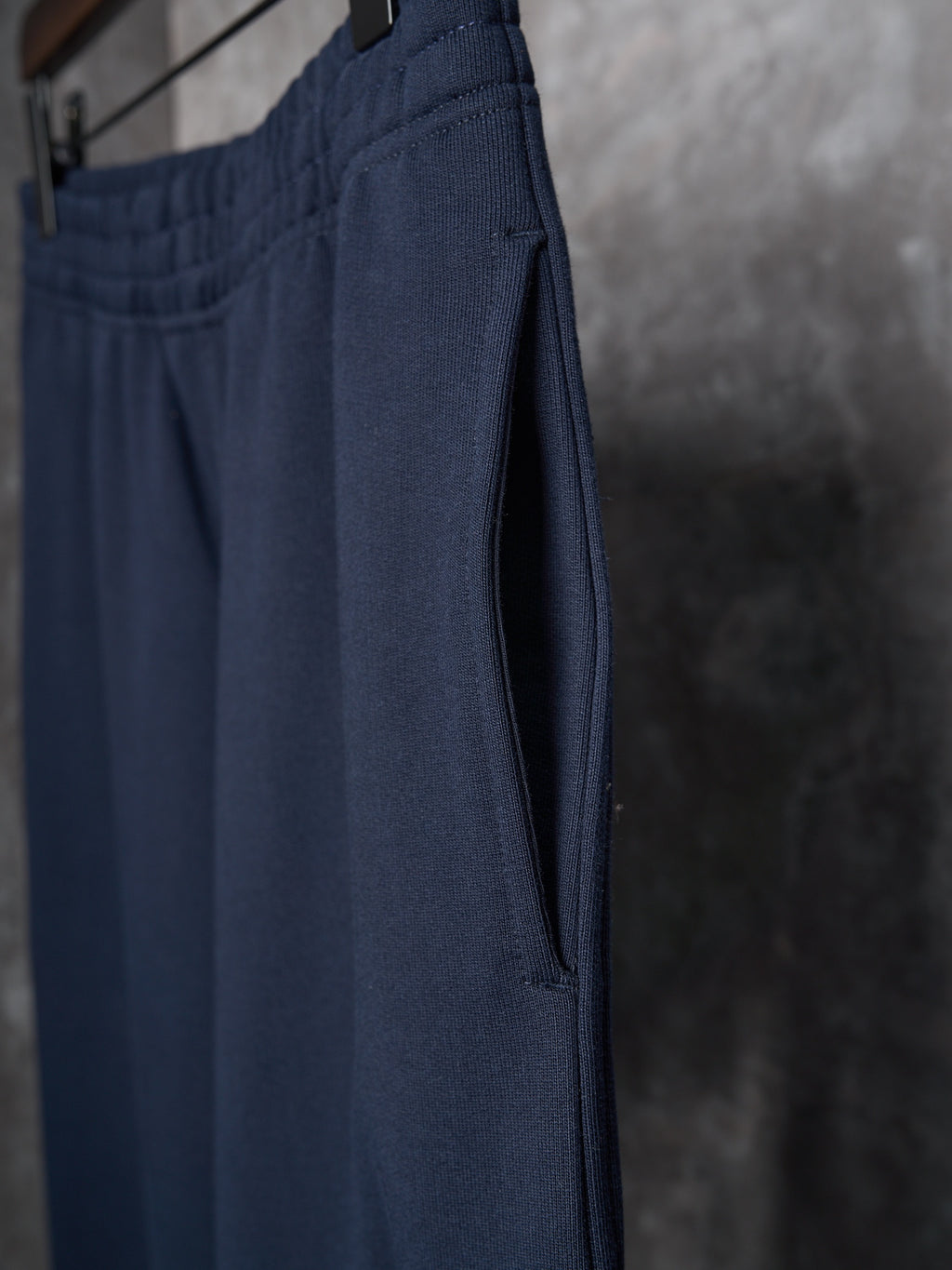 Navy pants with side pocket and tapered leg