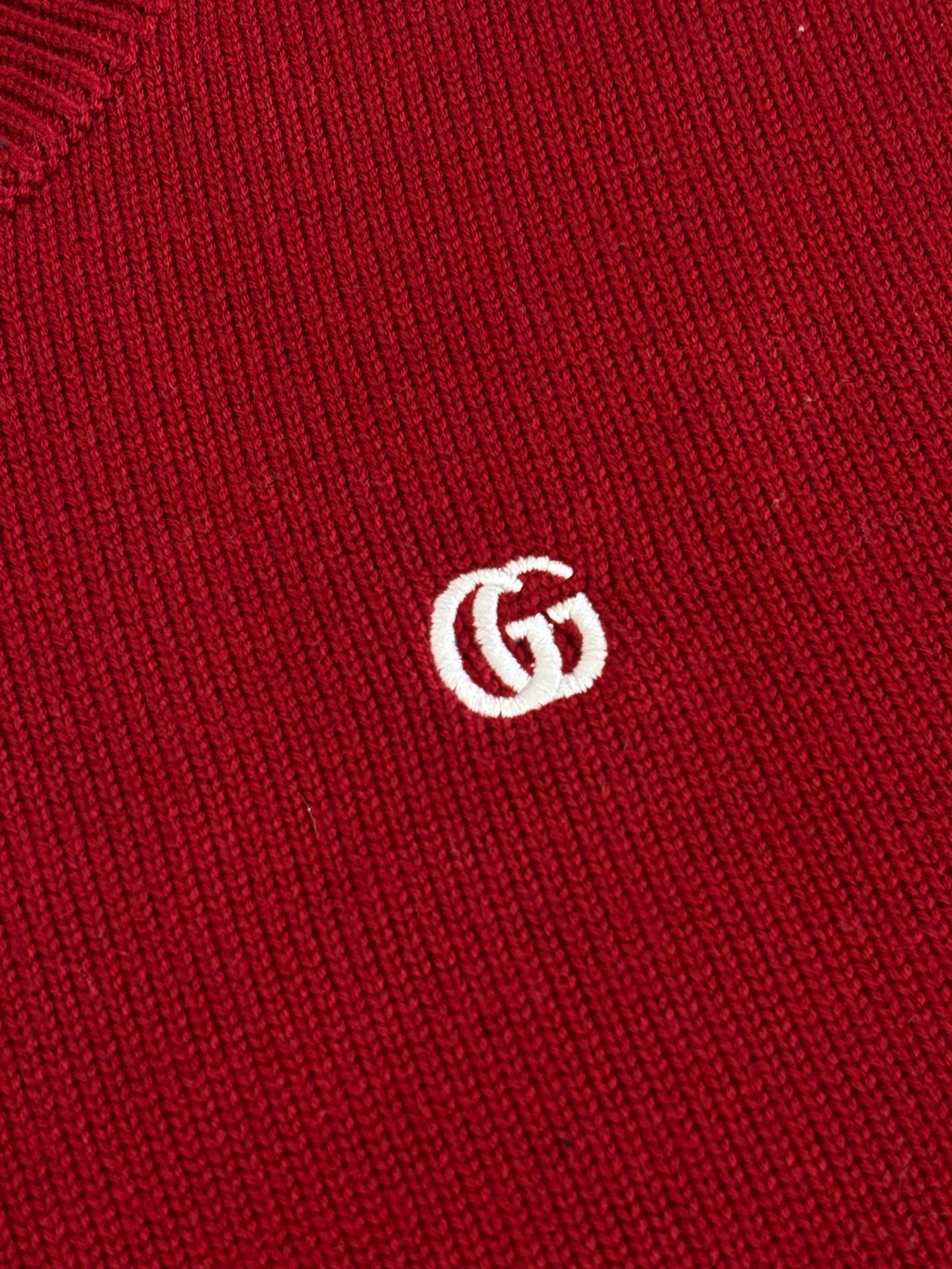 White GG logo on a red rib-knit sweater fabric