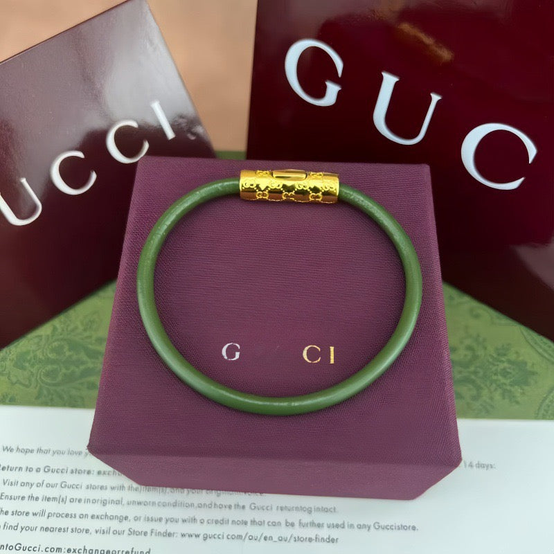 Gucci elastic bracelet in olive green with gold-tone logo bar clasp