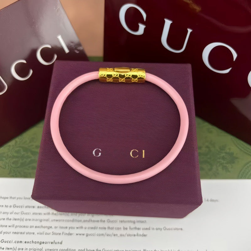 Gucci elastic bracelet in pale pink with gold-tone logo bar clasp