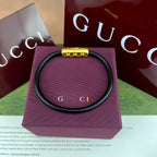Gucci elastic bracelet in dark green with gold-tone logo bar clasp