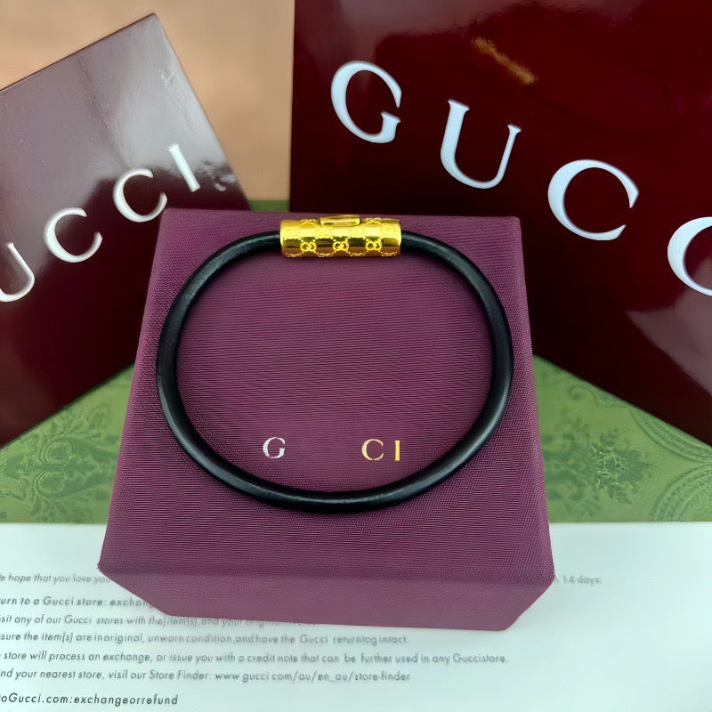 Gucci elastic bracelet in dark green with gold-tone logo bar clasp