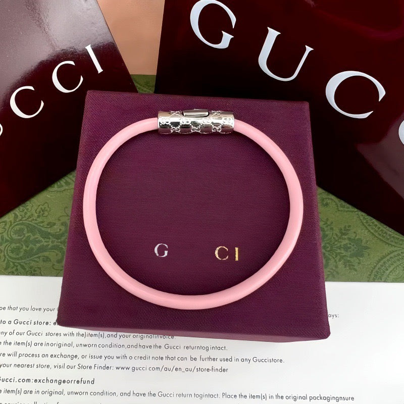 Gucci elastic bracelet in light pink with silver-tone logo bar clasp