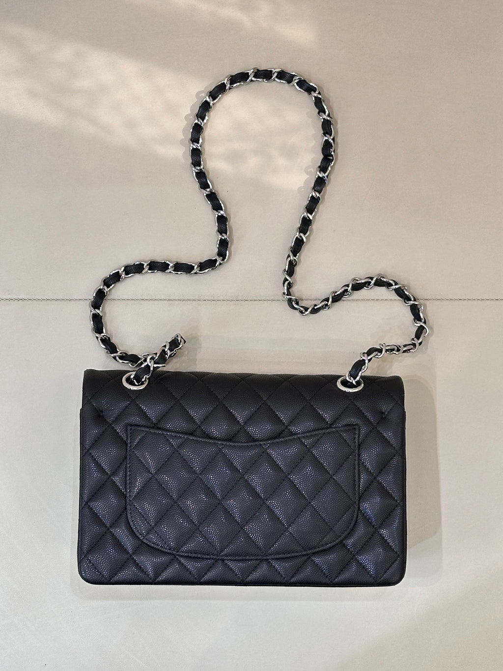 Chanel quilted shoulder bag with chain strap, front flap pocket and CC emblem