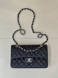 Chanel quilted shoulder bag with chain handle, flap closure and CC logo
