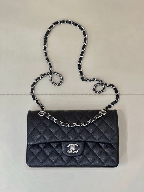 Chanel quilted shoulder bag with chain handle, flap closure and CC logo