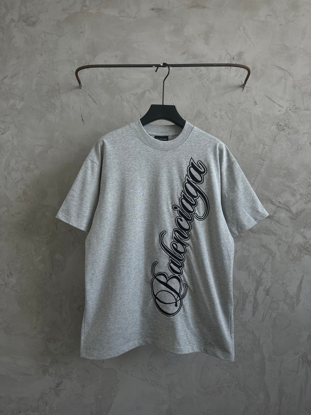 Gray short-sleeve T-shirt with round neck and Balenciaga script logo on chest