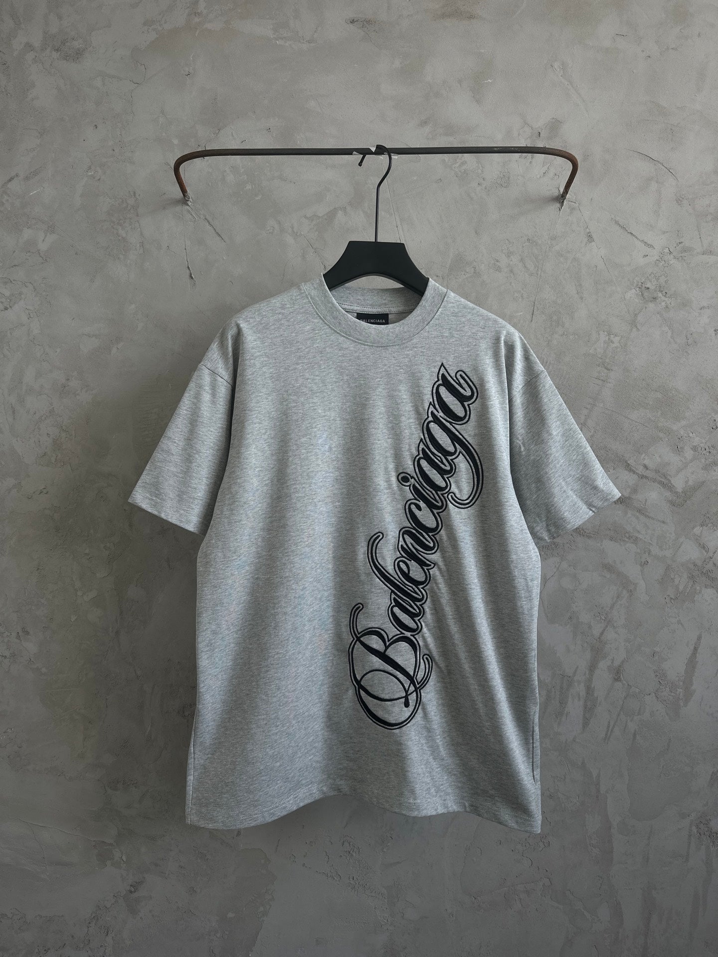 Gray short-sleeve T-shirt with round neck and Balenciaga script logo on chest