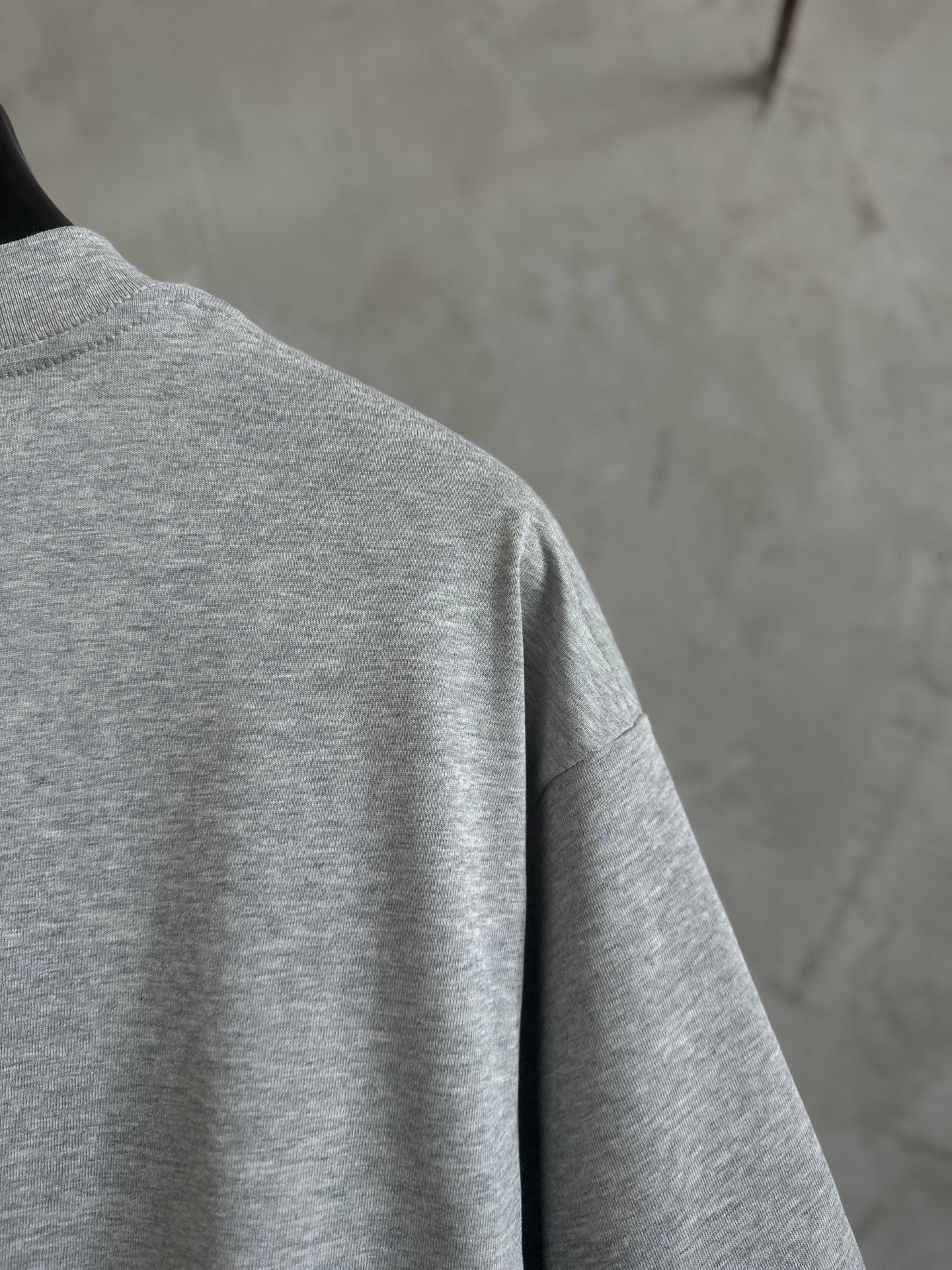 Gray short-sleeve T-shirt with side seam detail