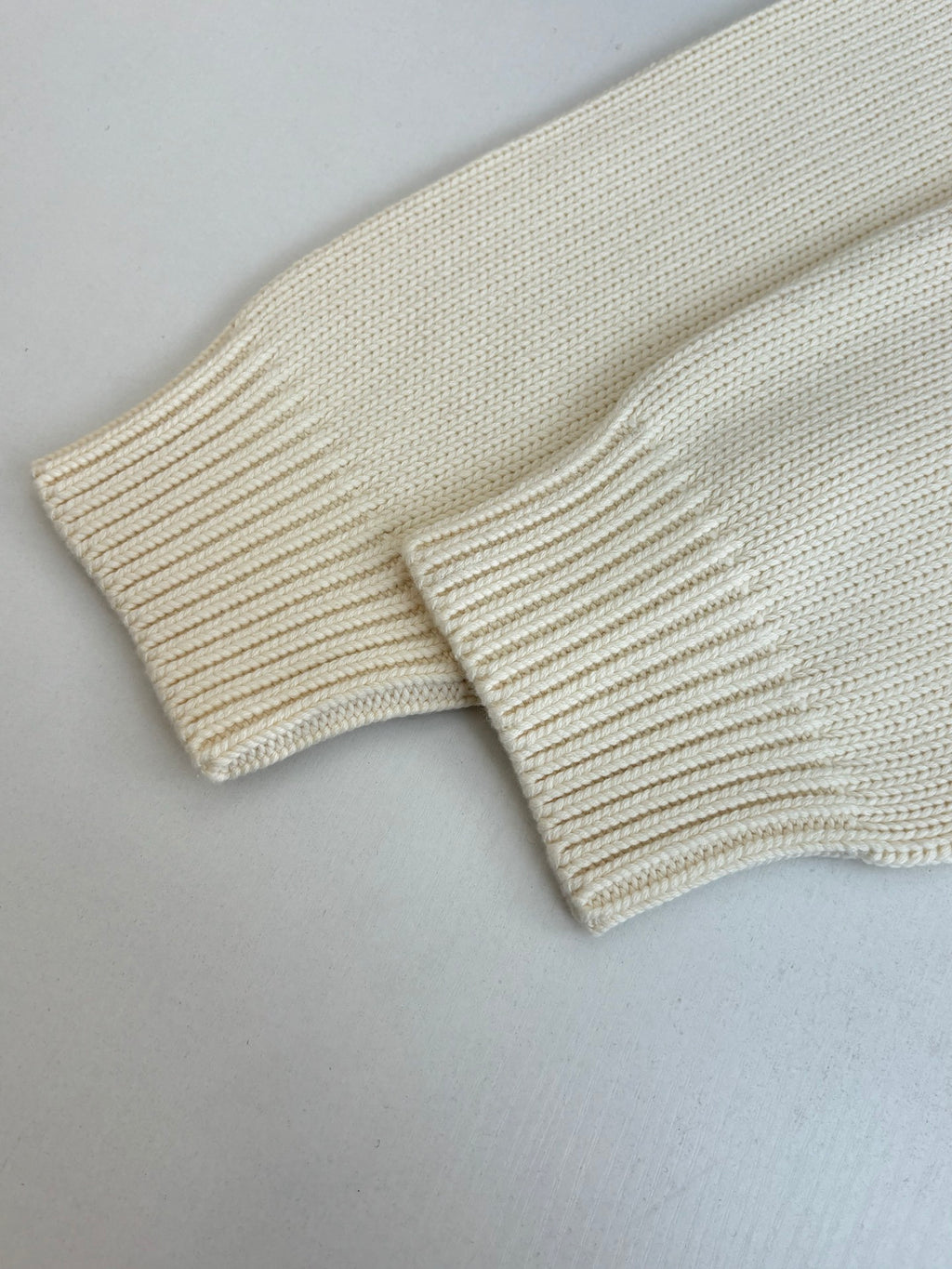Cream knit long-sleeve sweater sleeve cuff, ribbed trim
