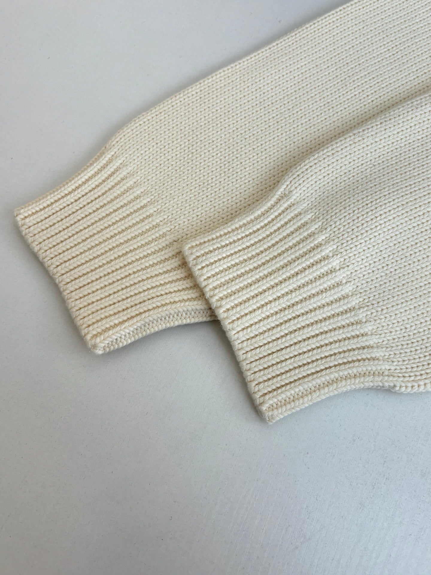 Cream knit long-sleeve sweater sleeve cuff, ribbed trim