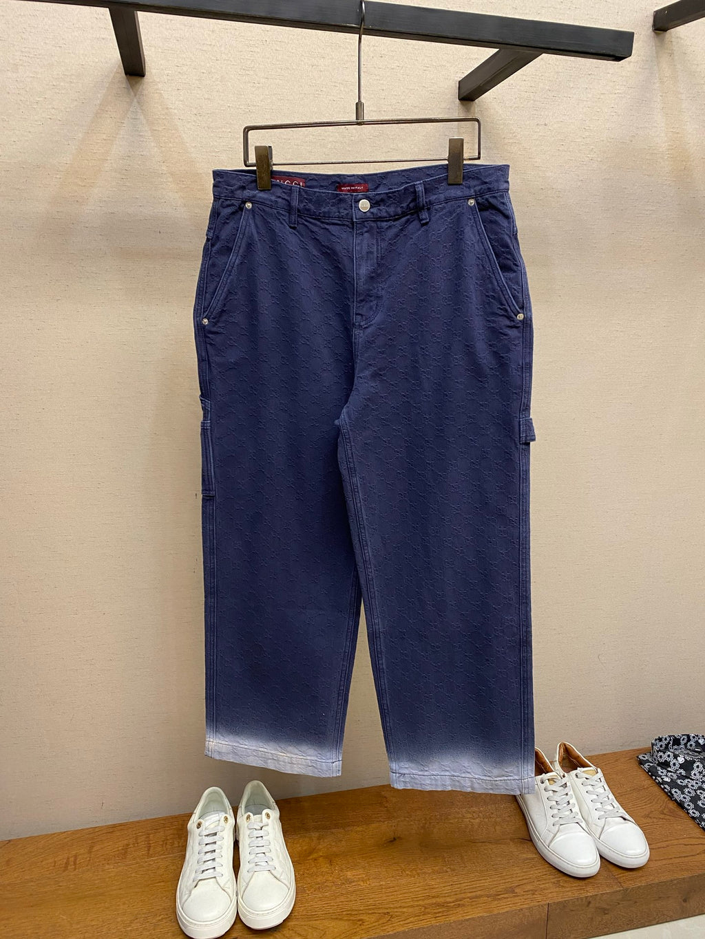 Gucci pants in navy blue, mid-length with button closure and side pockets