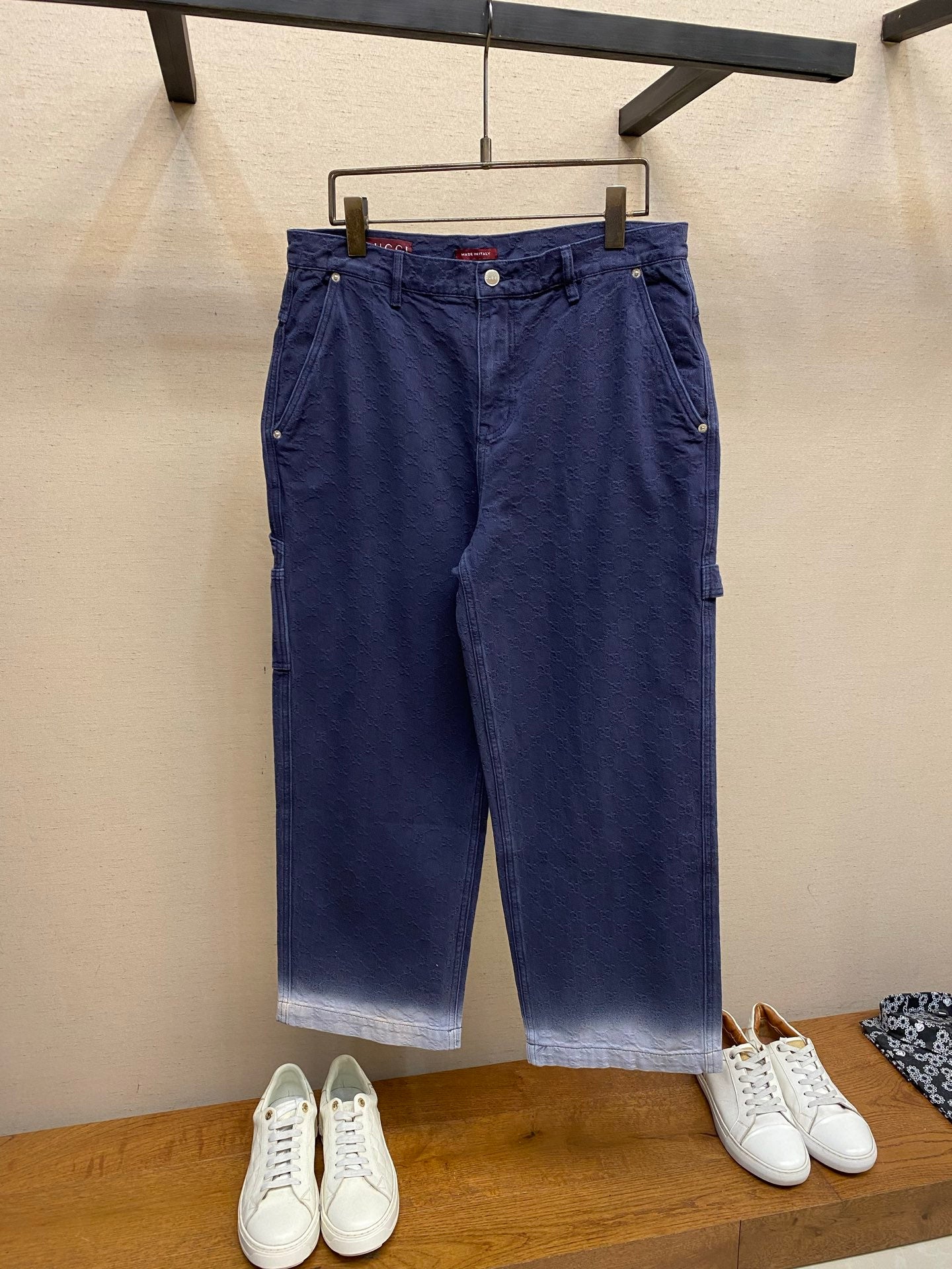 Gucci pants in navy blue, mid-length with button closure and side pockets