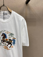 White short-sleeve T-shirt with horse crest embroidery on the chest