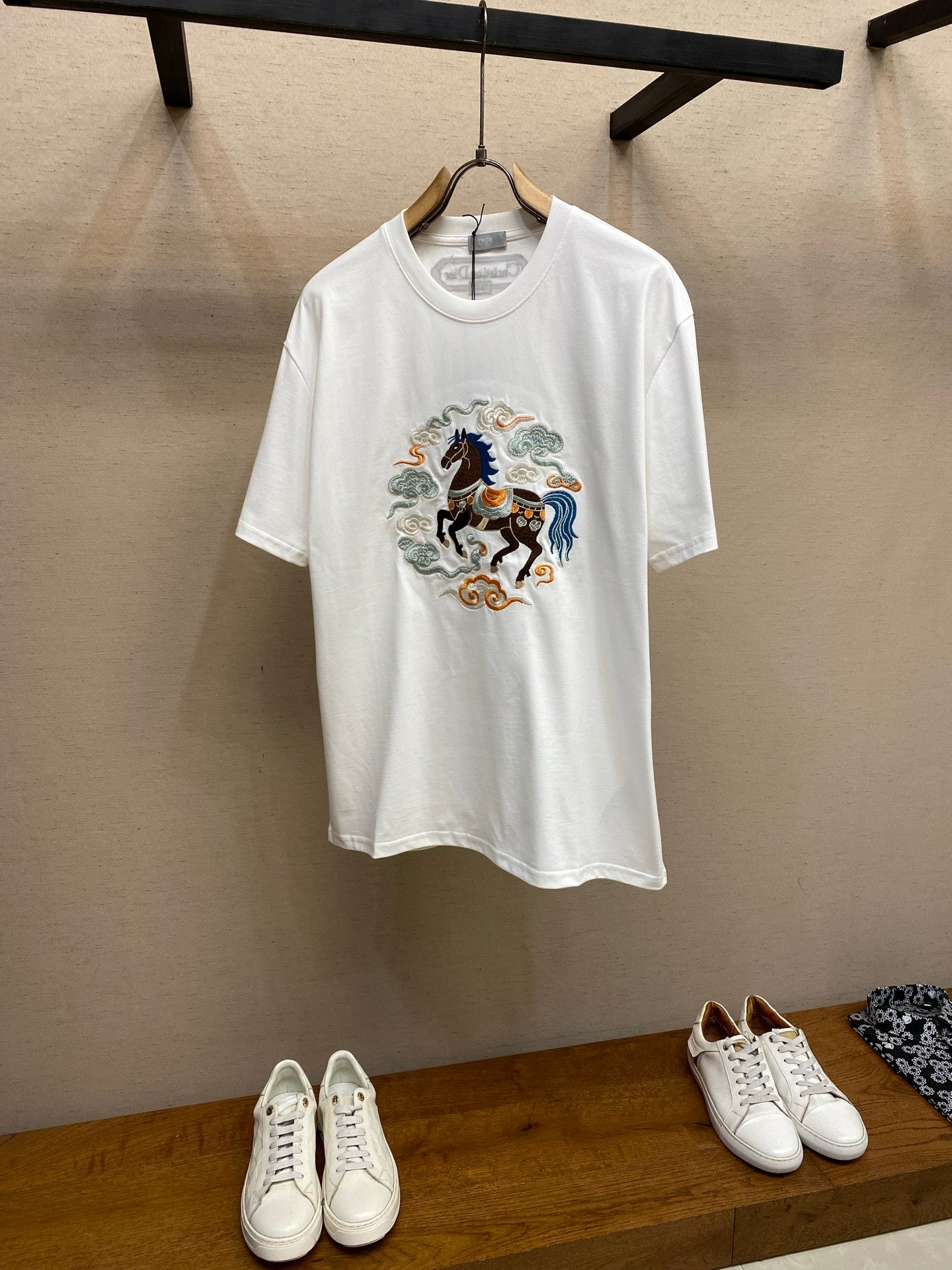 White short-sleeve T-shirt with embroidered horse and ornamental crest