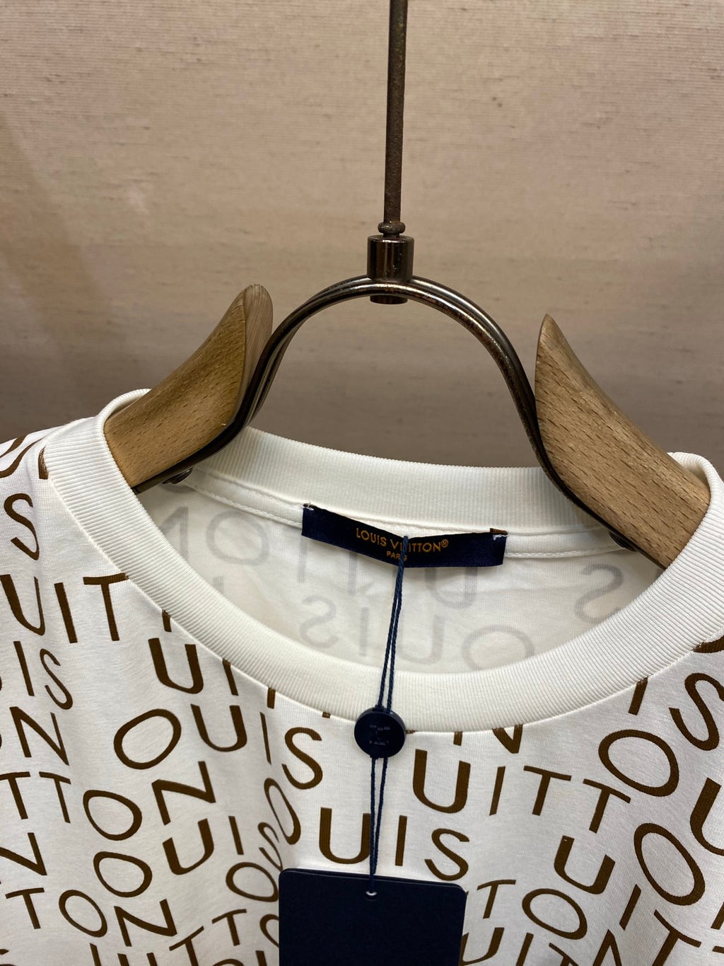 Louis Vuitton logo T-shirt neckline, crew neck with blue brand tag