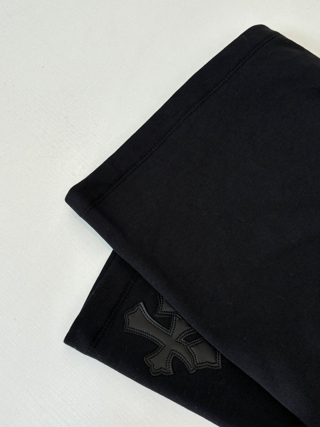 Black shorts with embroidered lower side graphic detail