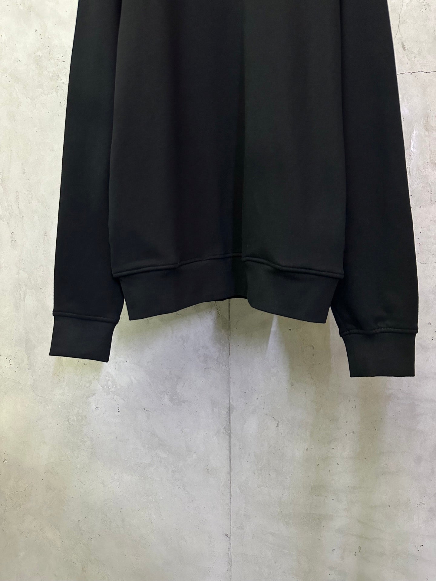 Black quarter-zip sweatshirt hem and cuffs, relaxed straight silhouette