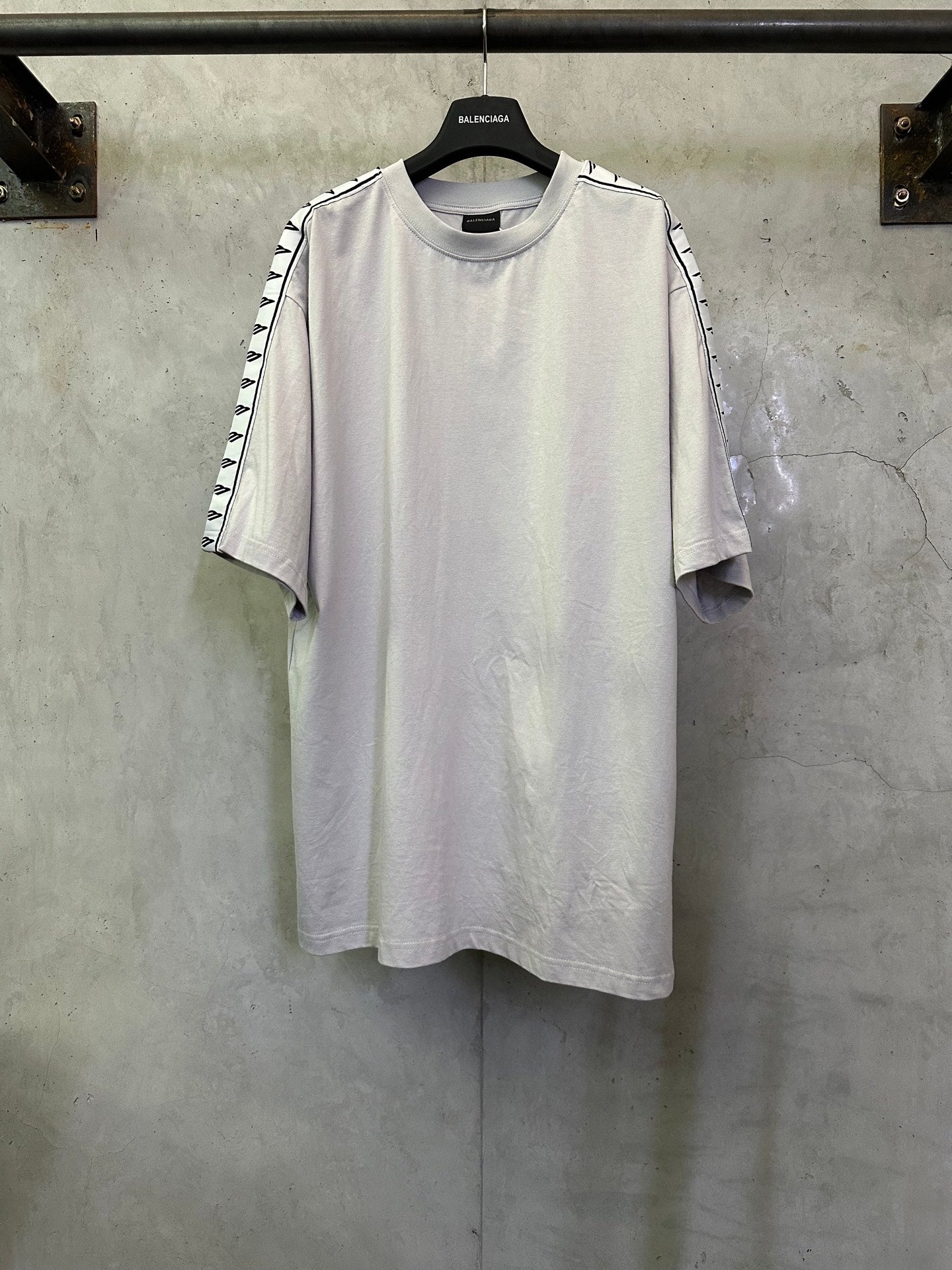 Balenciaga short-sleeve T-shirt in light gray with black logo-trim shoulders