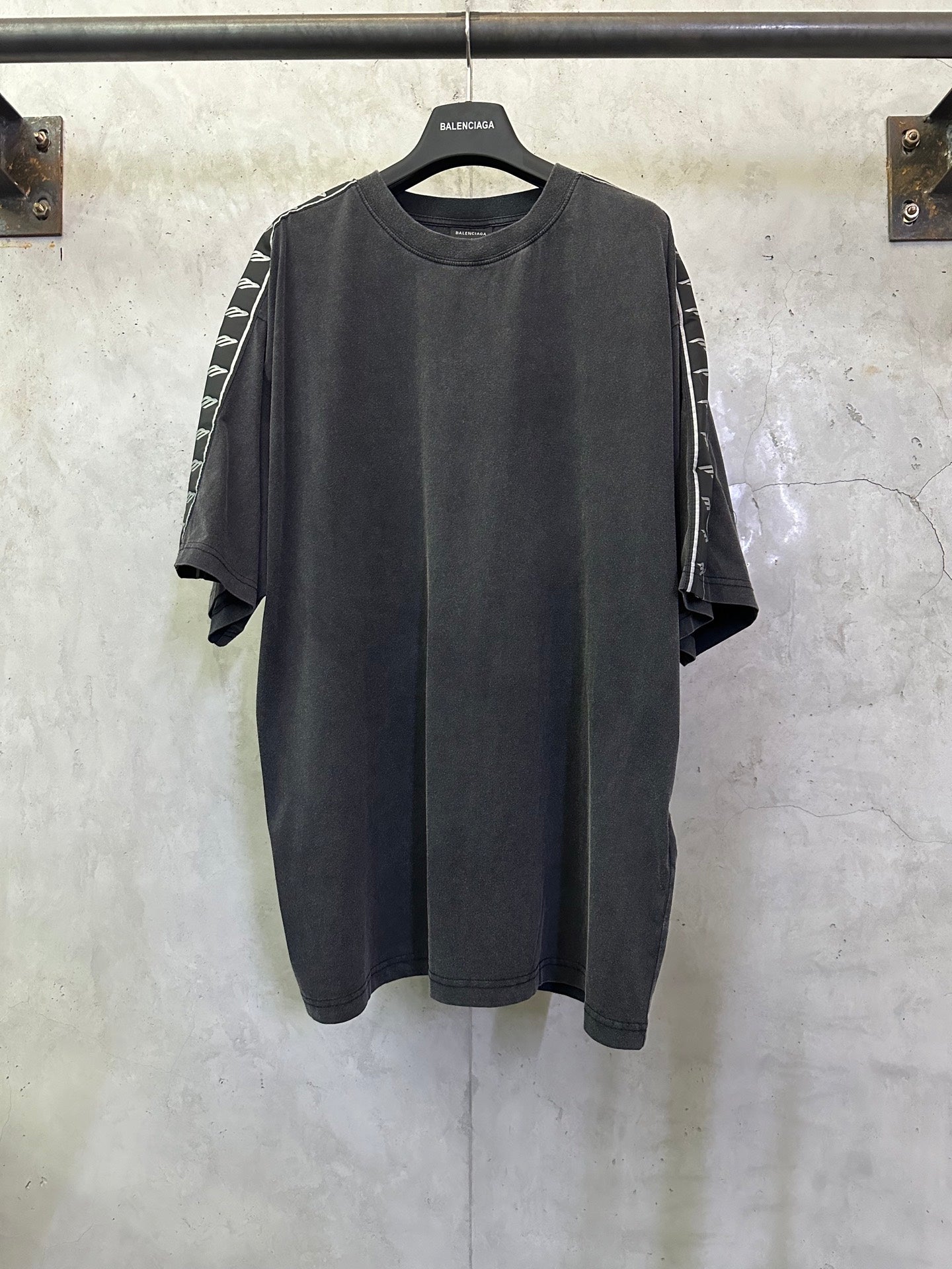 Men's black crew-neck T-shirt, short sleeves, minimal front design