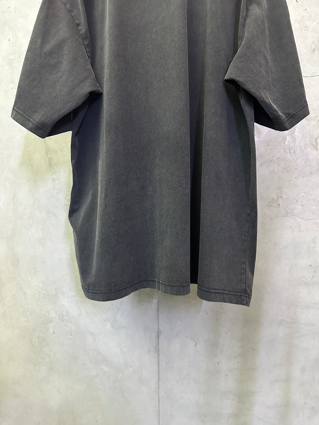 Men's black T-shirt back with short sleeves and white logo tape edge