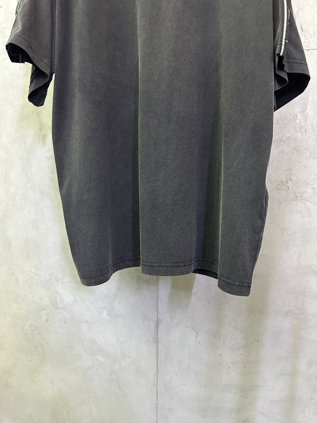 Men's black crew-neck T-shirt with short sleeves and curved hem