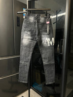 Light-wash denim jeans with AM logo print and two front pockets