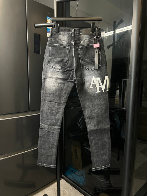 Light-wash denim jeans with AM logo print and two front pockets