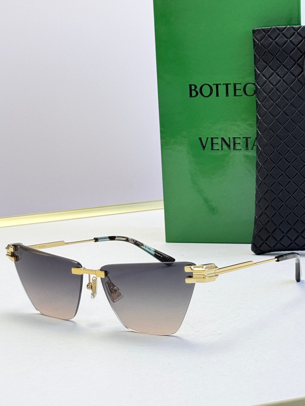 Bottega Veneta sunglasses with gold frame and brown-tinted lenses