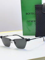 Bottega Veneta sunglasses with dark frame and gray gradient lenses