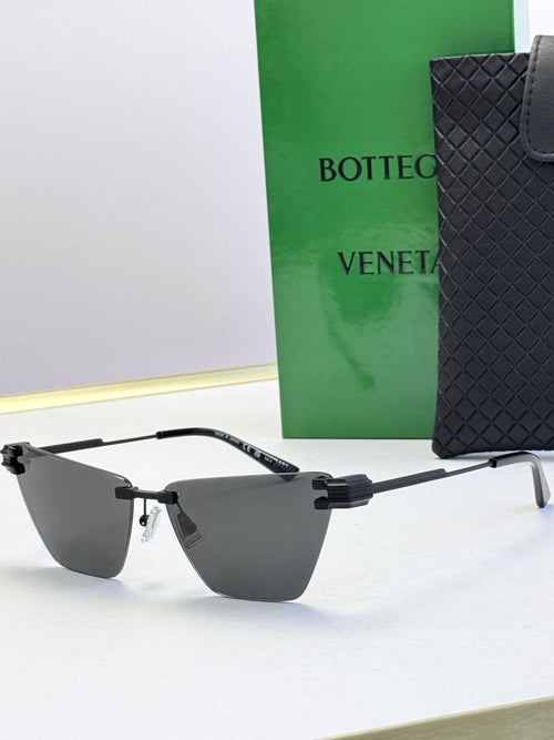 Bottega Veneta sunglasses with dark frame and gray gradient lenses