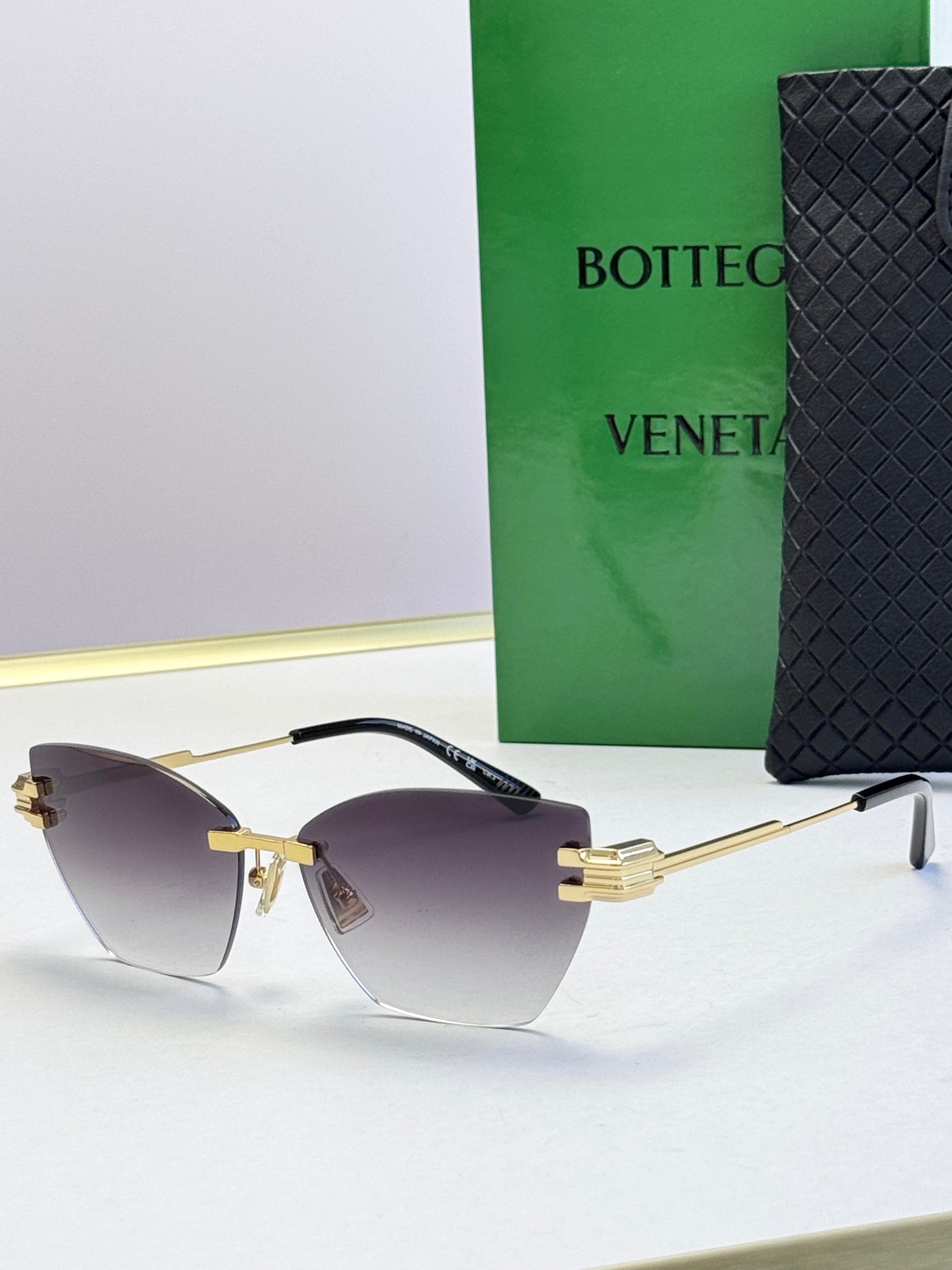 Bottega Veneta sunglasses with gradient brown lenses, gold frame and tortoise temple