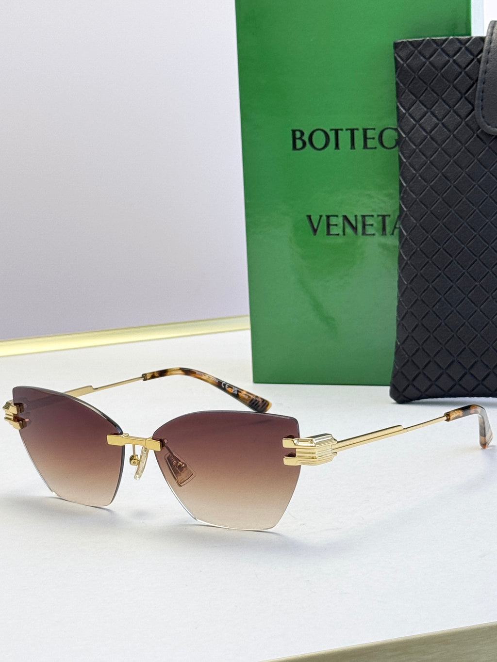 Bottega Veneta sunglasses with gradient brown lenses, gold frame and brown-tortoise details