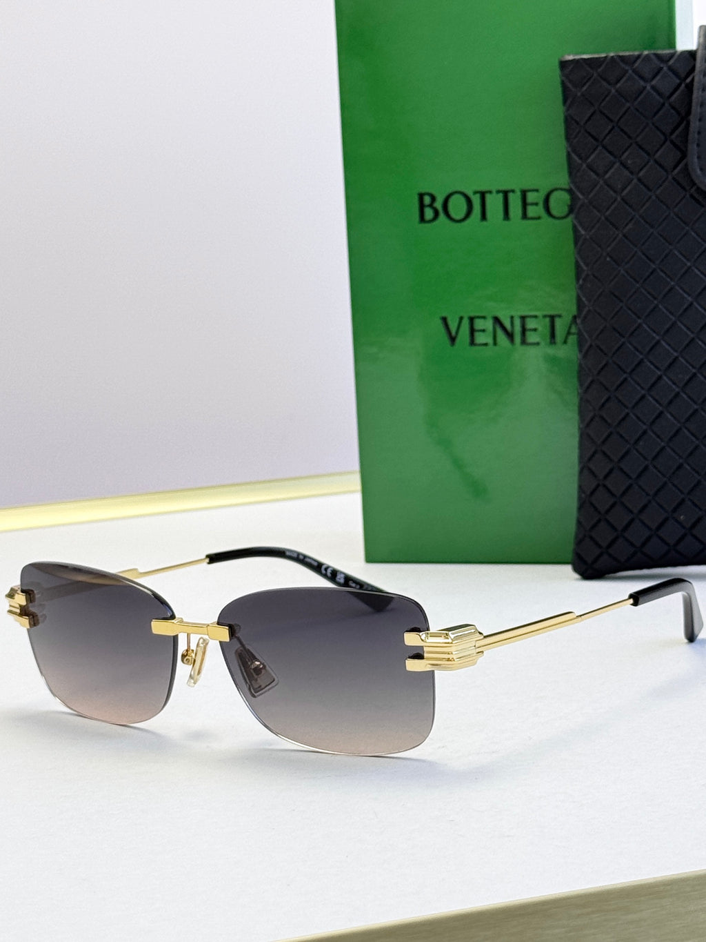Bottega Veneta sunglasses with black frame and light gray gradient lenses
