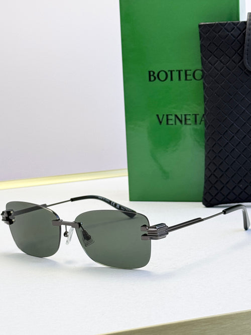 Bottega Veneta sunglasses with black frame and dark green gradient lenses