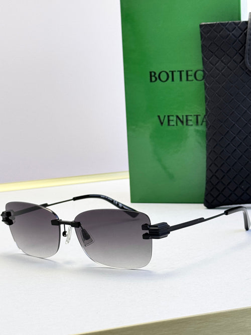 Bottega Veneta sunglasses with black frame and gray gradient lenses