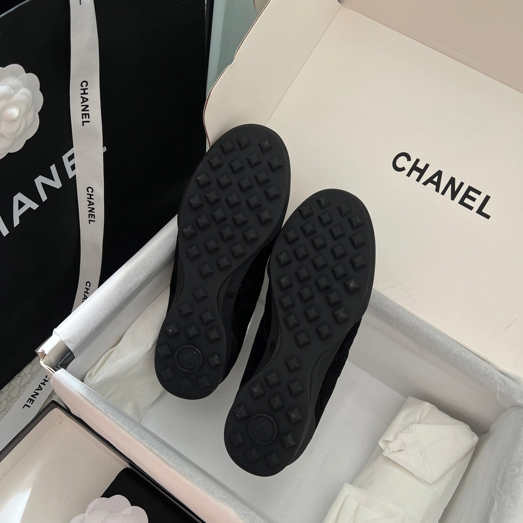 Shoe soles with textured tread patterns for sneakers