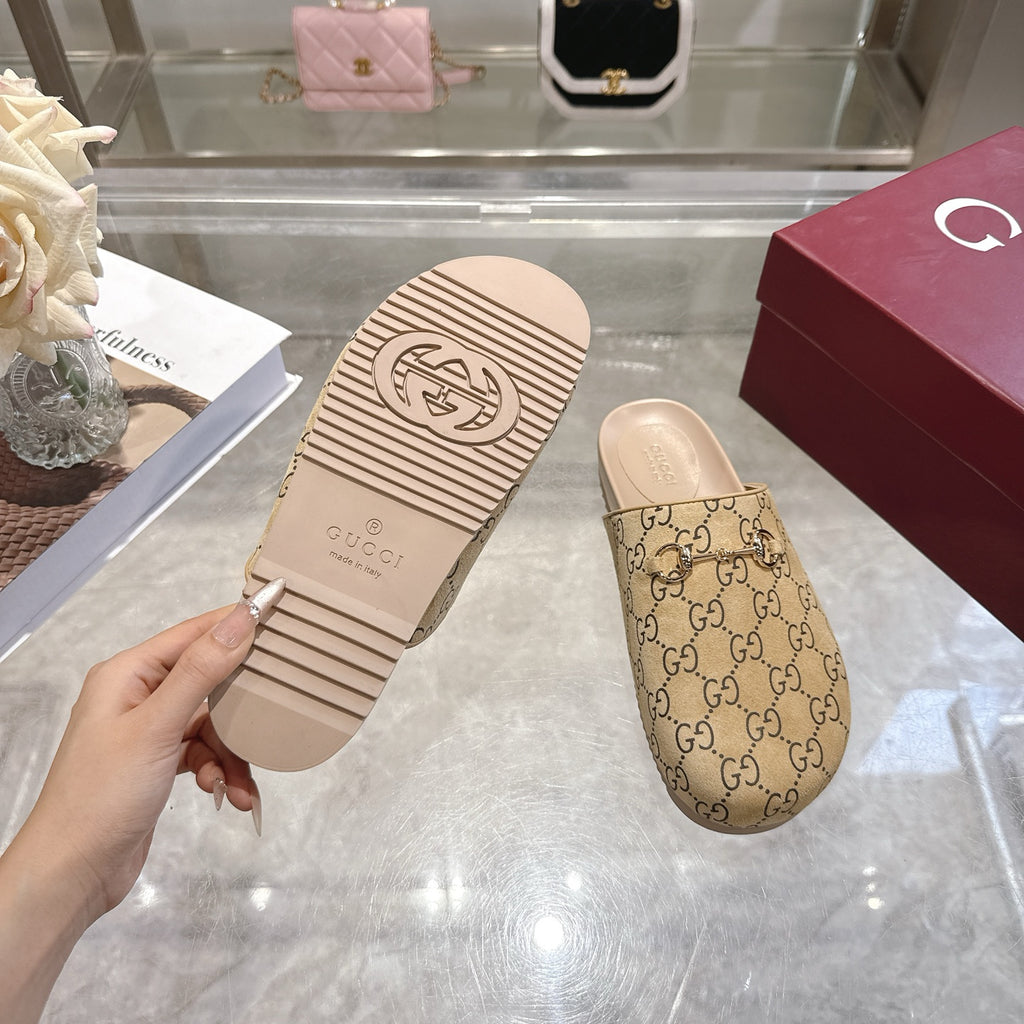 Gucci slide sandal outsole with striped tread and logo on the beige base
