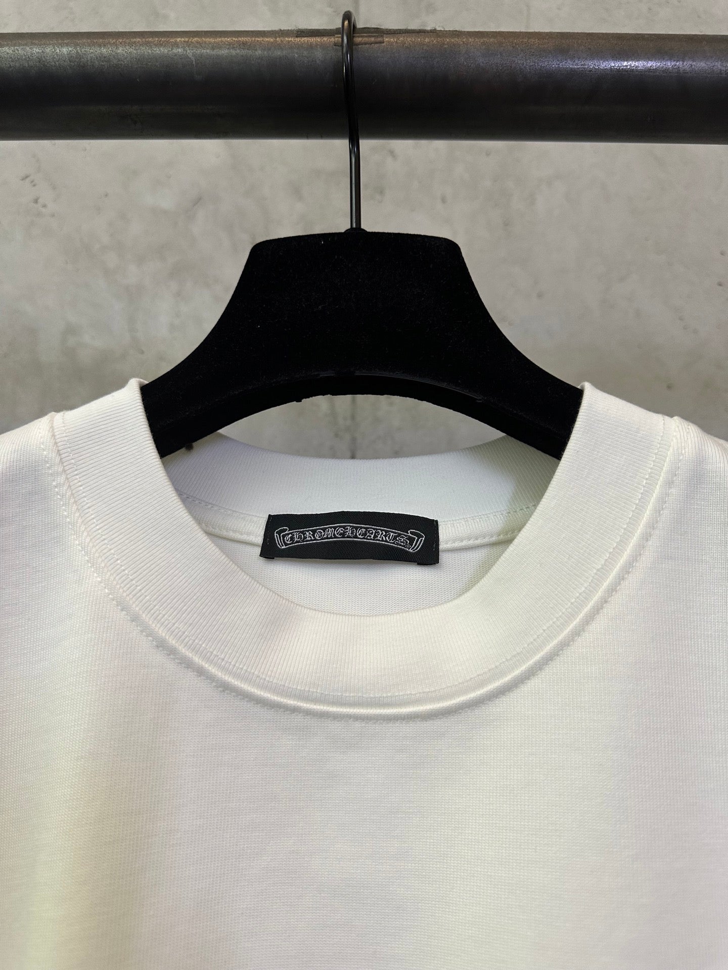 Light short-sleeve T-shirt with ribbed crew neck and black neck label