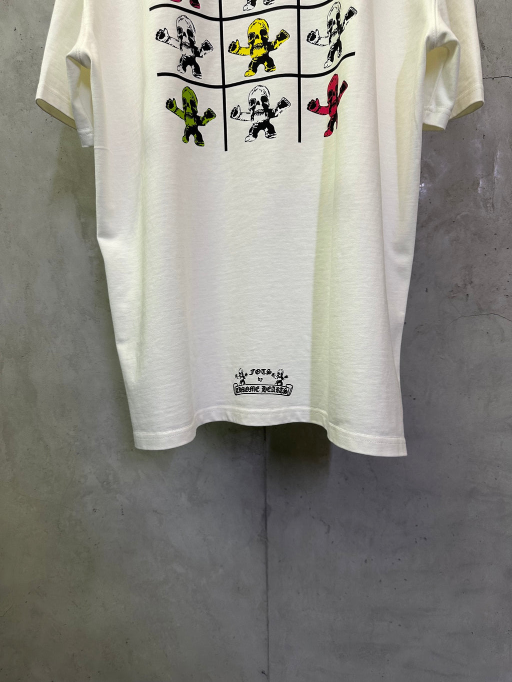 Light short-sleeve T-shirt with figure grid on back and small hem logo
