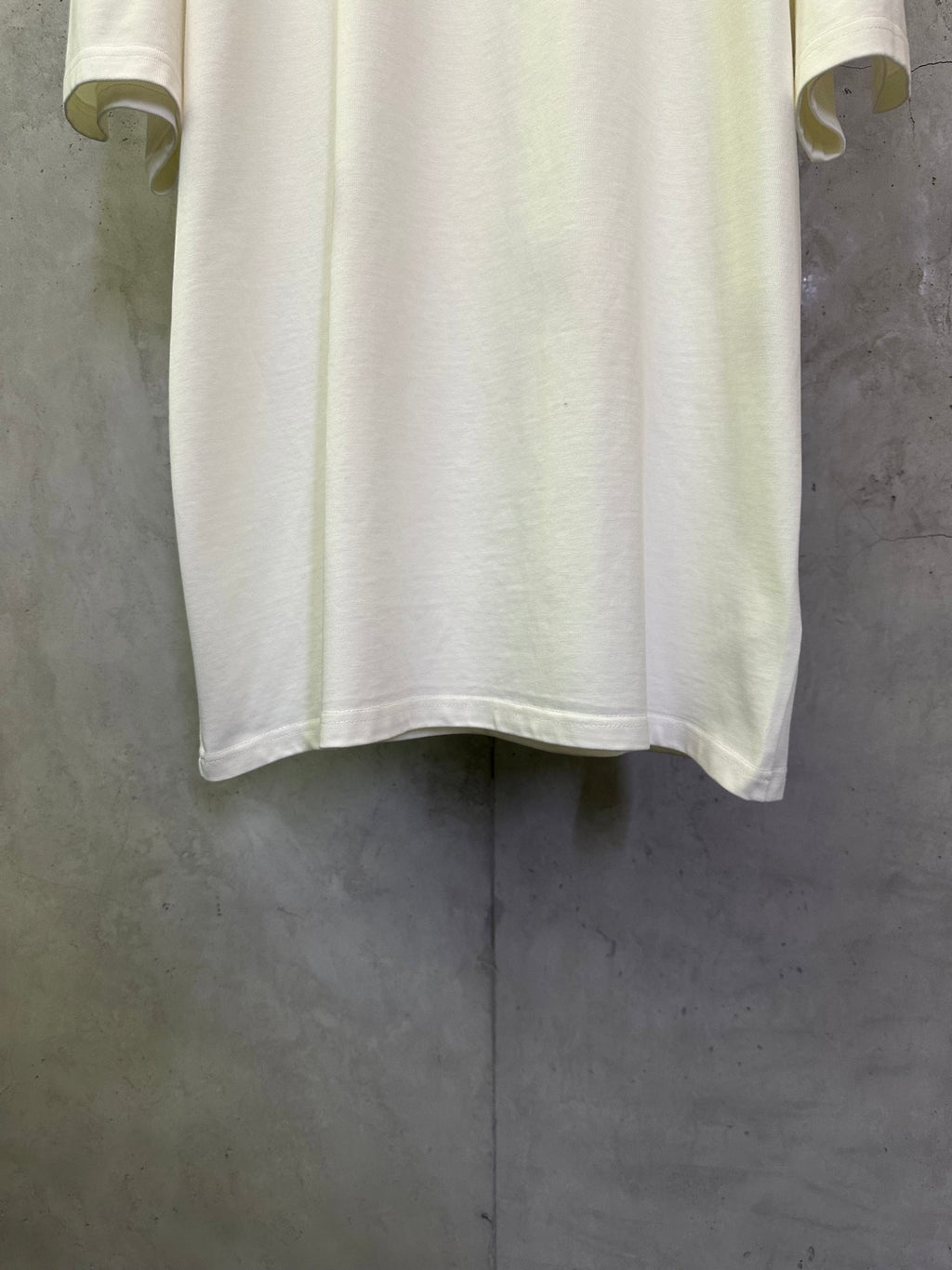 Light short-sleeve T-shirt with curved hem