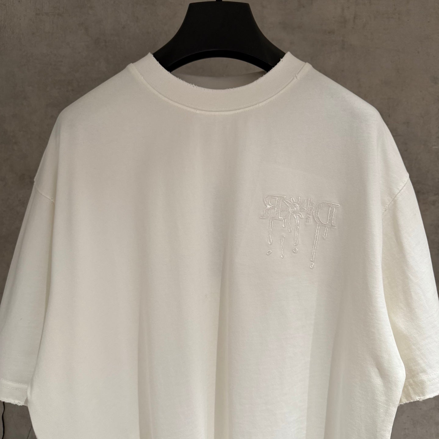 White Dior short-sleeve T-shirt front chest logo close-up