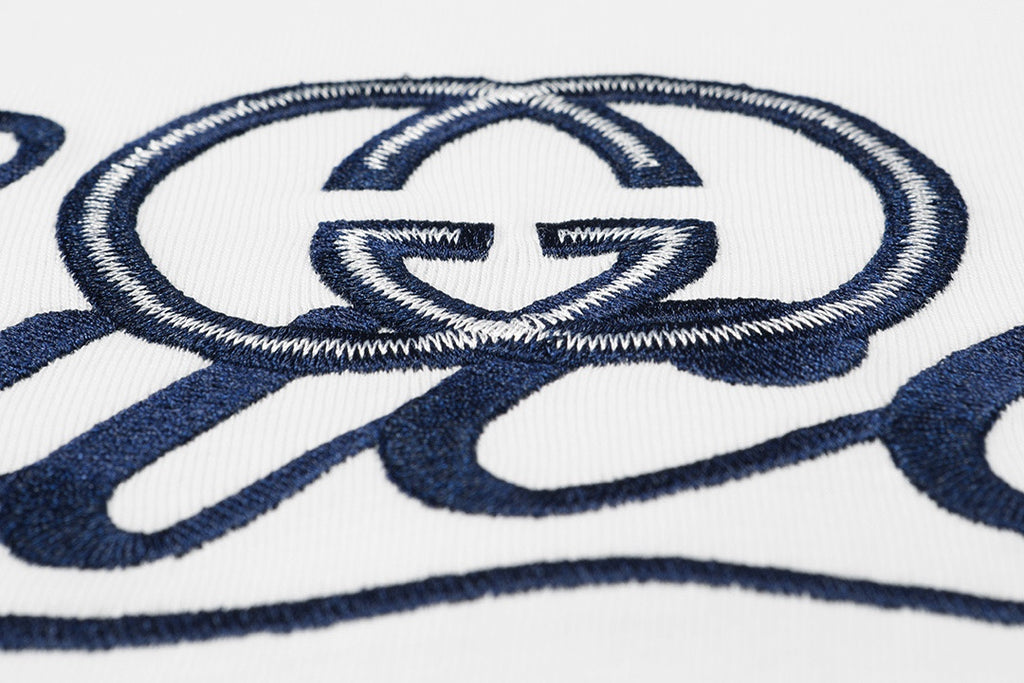 Gucci T-shirt logo emblem detail in blue on white fabric