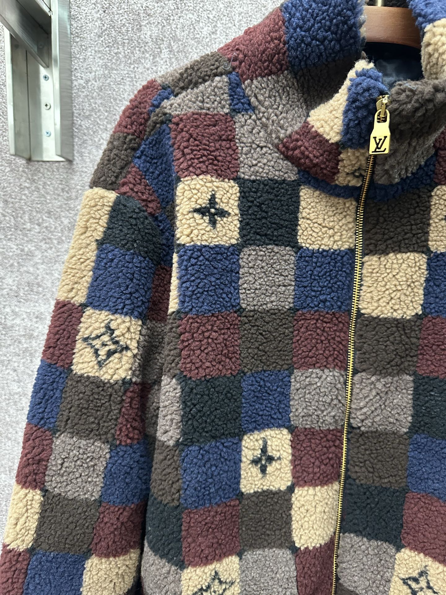 Long-sleeve check sherpa jacket side view, full zip and branded pull tabs