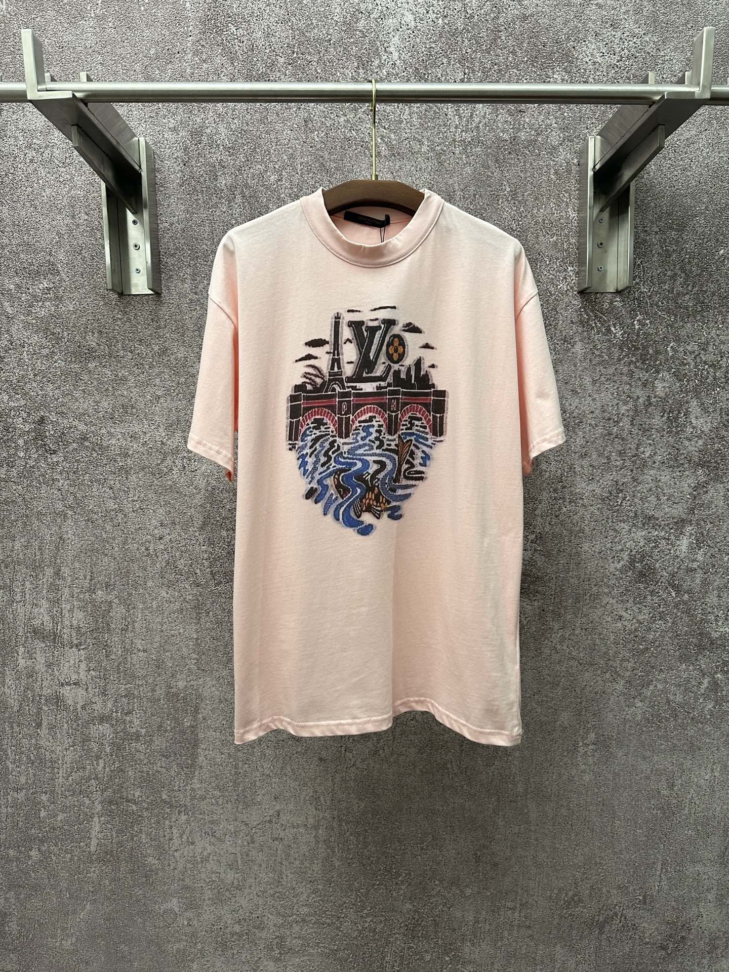 Louis Vuitton pale pink T-shirt with LV graphic print, crew neck and short sleeves